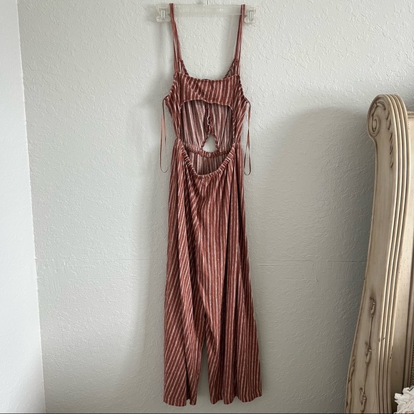 Open back jumpsuit - Picture 2 of 3